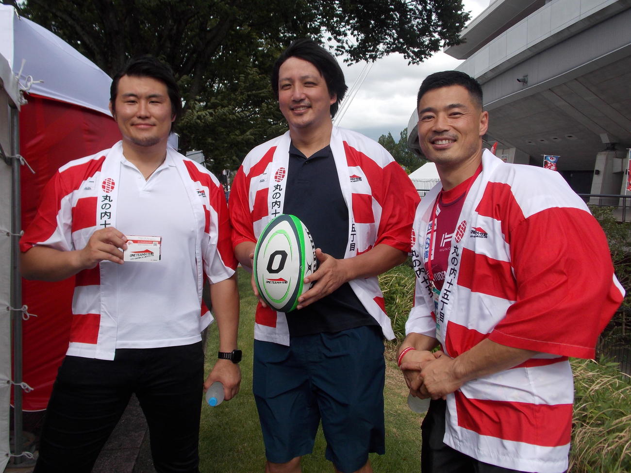 「ONE TEAM大作戦」のアンバサダーとして盛り上げた元日本代表の山田章仁（右）、真壁伸弥氏（左）と三菱地所ラグビーマーケティング室長の高田晋作氏（撮影・松本航）