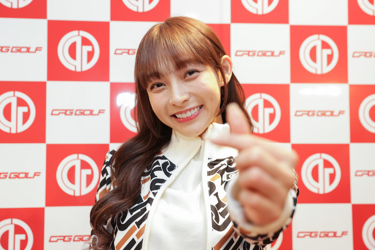 「CPG GOLF」のイベントでポーズを決める、台湾プロ野球・楽天モンキーズのチアリーダー「Rakuten Girls」のリン・シャン（撮影・前田充）