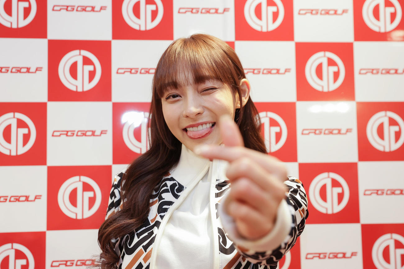 「CPG GOLF」のイベントでポーズを決める、台湾プロ野球・楽天モンキーズのチアリーダー「Rakuten Girls」のリン・シャン（撮影・前田充）
