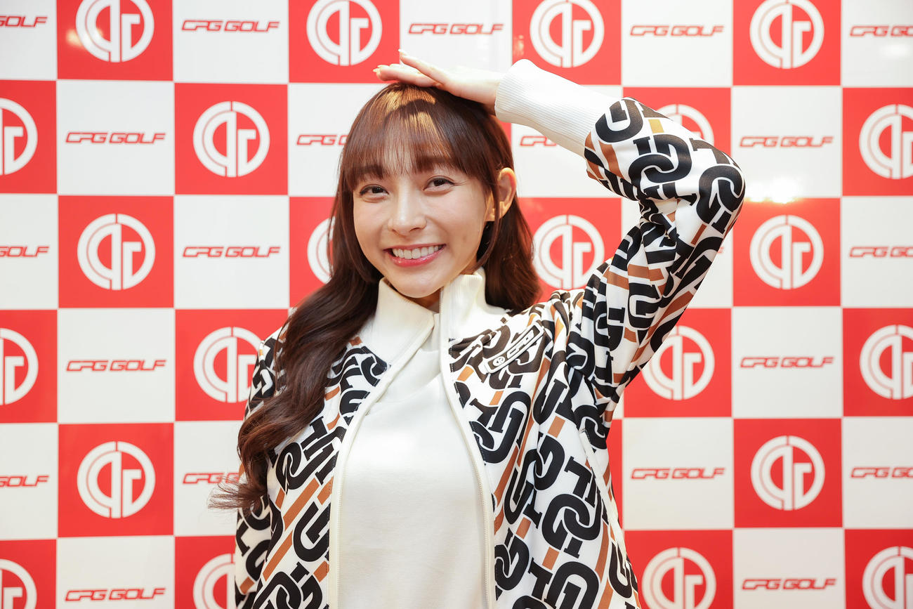 「CPG GOLF」のイベントでポーズを決める、台湾プロ野球・楽天モンキーズのチアリーダー「Rakuten Girls」のリン・シャン（撮影・前田充）