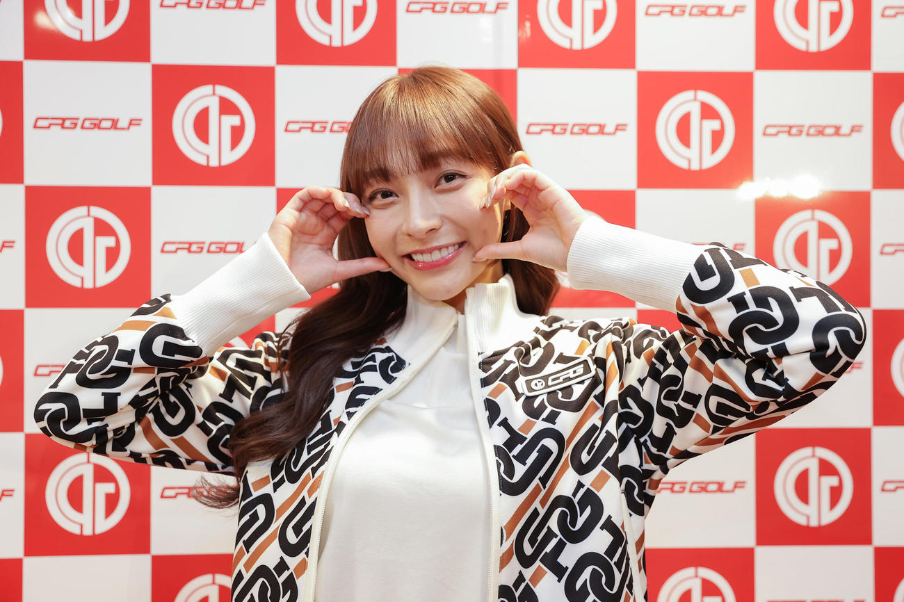 「CPG GOLF」のイベントでポーズを決める、台湾プロ野球・楽天モンキーズのチアリーダー「Rakuten Girls」のリン・シャン（撮影・前田充）