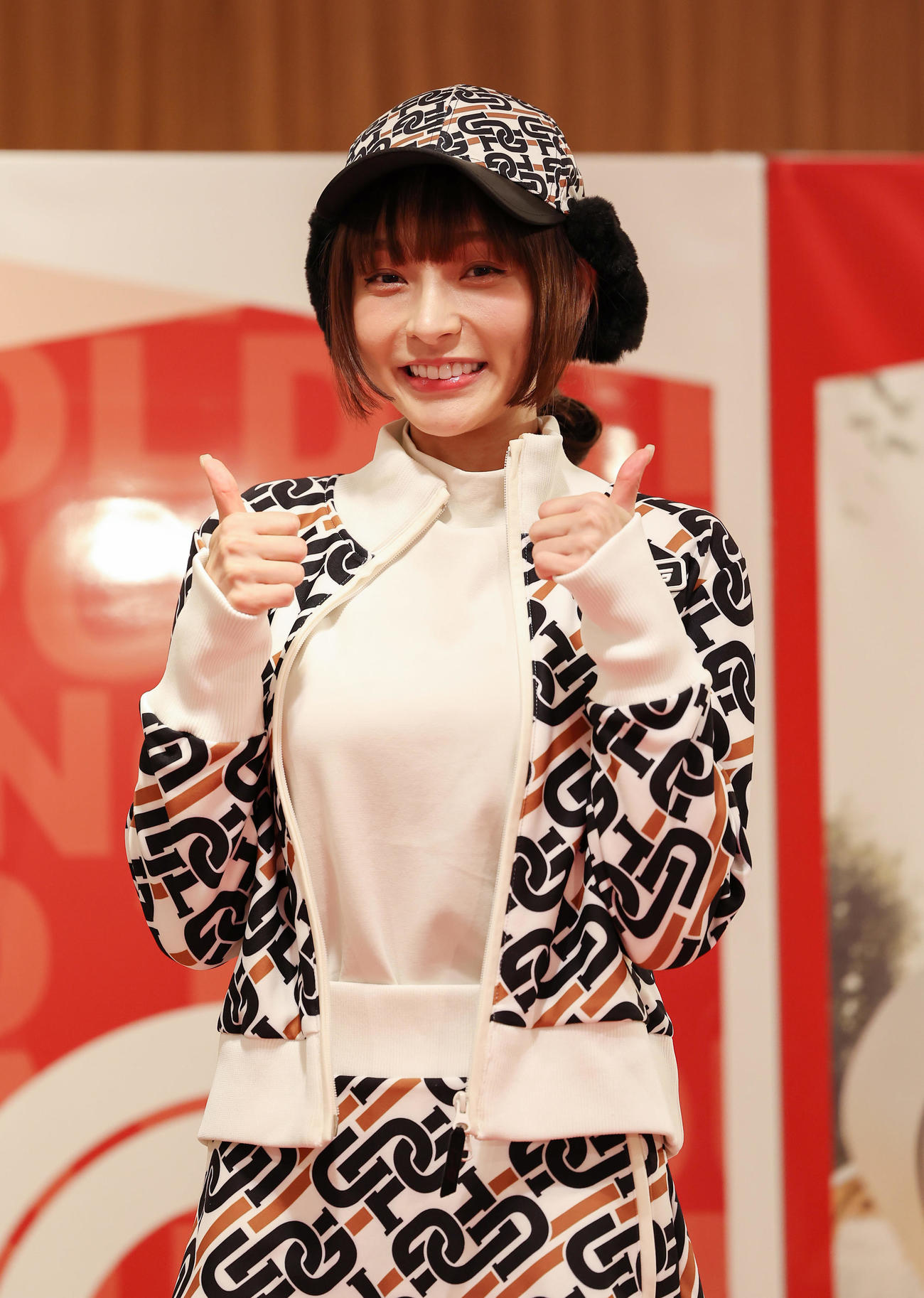 CPG GOLFのイベントに登場しファンと交流する台湾プロ野球・楽天モンキーズのチアリーダー「Rakuten Girls」のリン・シャン（撮影・前田充）