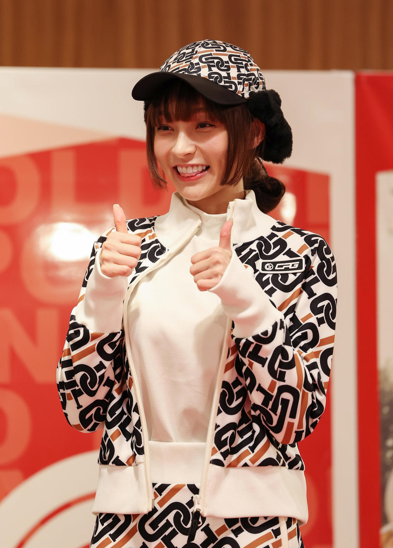 CPG GOLFのイベントに登場しファンと交流する台湾プロ野球・楽天モンキーズのチアリーダー「Rakuten Girls」のリン・シャン（撮影・前田充）