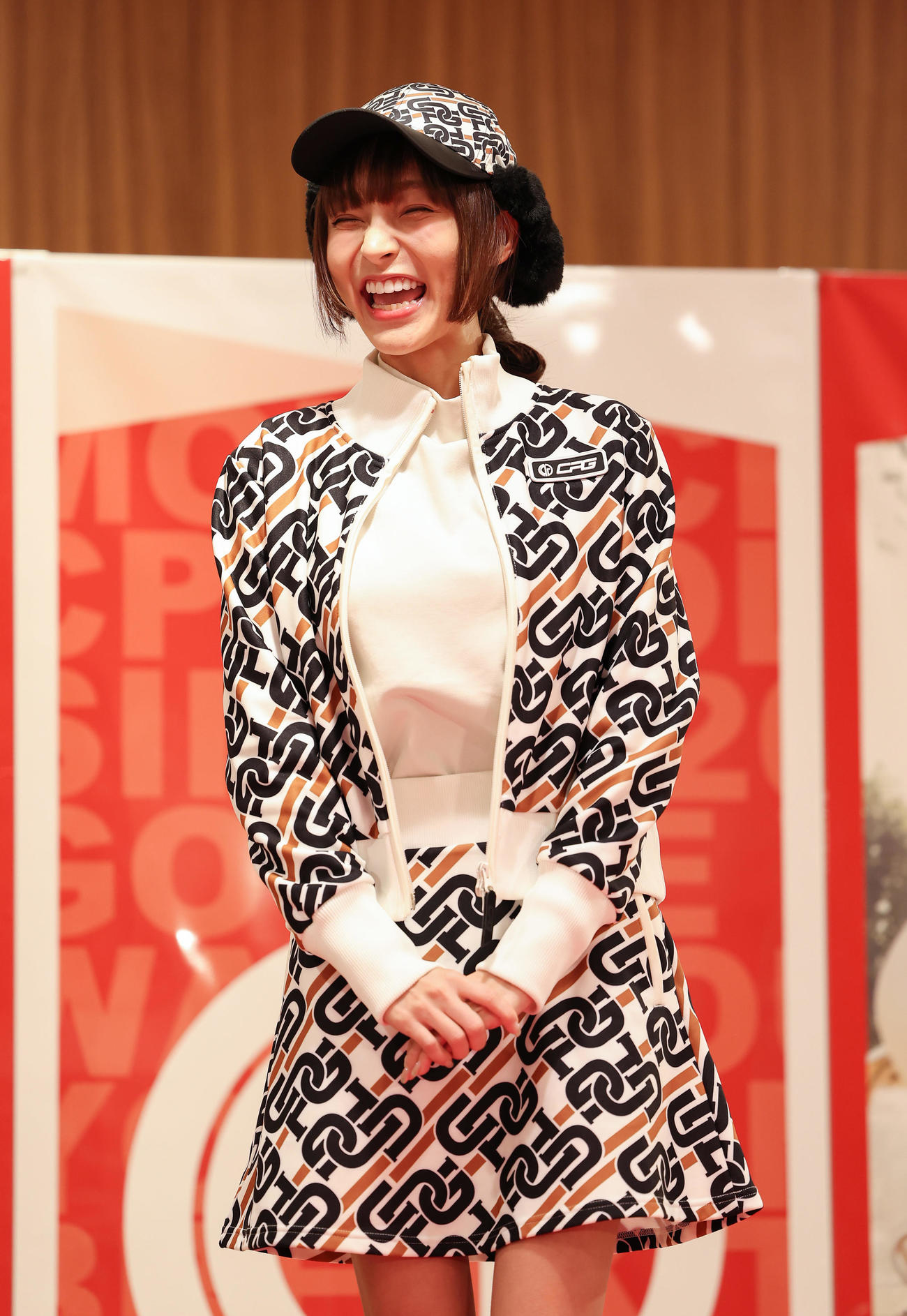 CPG GOLFのイベントに登場しファンと交流する台湾プロ野球・楽天モンキーズのチアリーダー「Rakuten Girls」のリン・シャン（撮影・前田充）