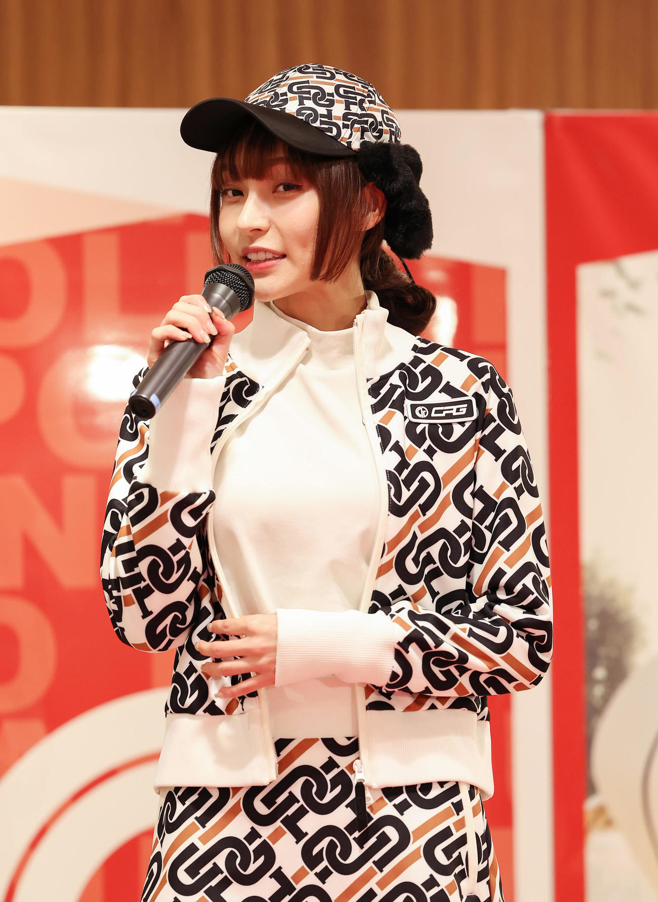 CPG GOLFのイベントに登場しファンと交流する台湾プロ野球・楽天モンキーズのチアリーダー「Rakuten Girls」のリン・シャン（撮影・前田充）