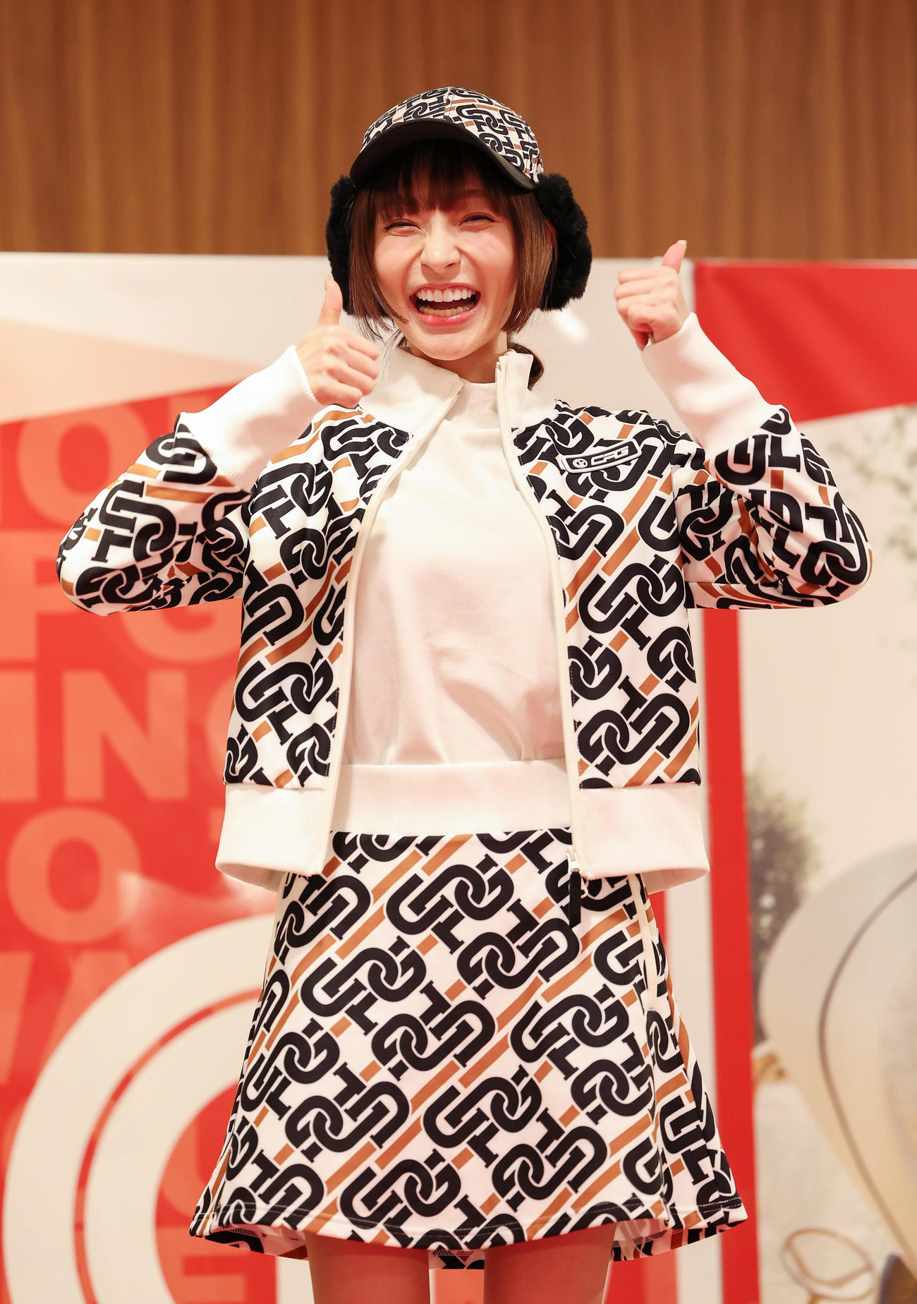 CPG GOLFのイベントに登場しファンと交流する台湾プロ野球・楽天モンキーズのチアリーダー「Rakuten Girls」のリン・シャン（撮影・前田充）