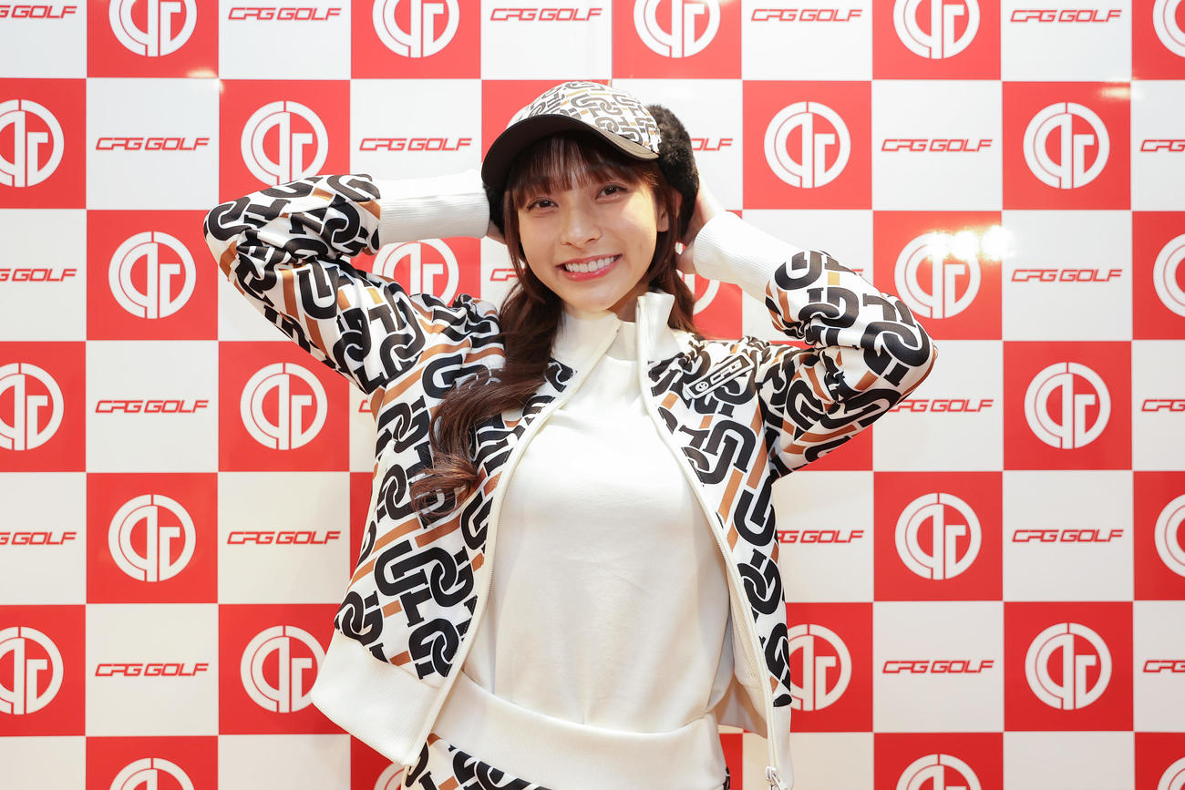 「CPG GOLF」のイベントでポーズを決める、台湾プロ野球・楽天モンキーズのチアリーダー「Rakuten Girls」のリン・シャン（撮影・前田充）
