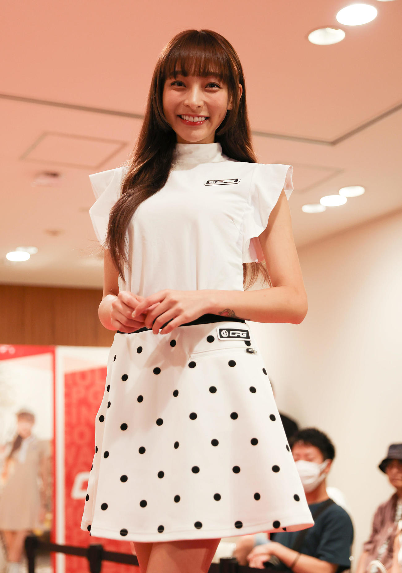 CPG GOLFのイベントに登場し笑顔でポーズをとる台湾プロ野球・楽天モンキーズのチアリーダー「Rakuten Girls」のリン・シャン（撮影・前田充）