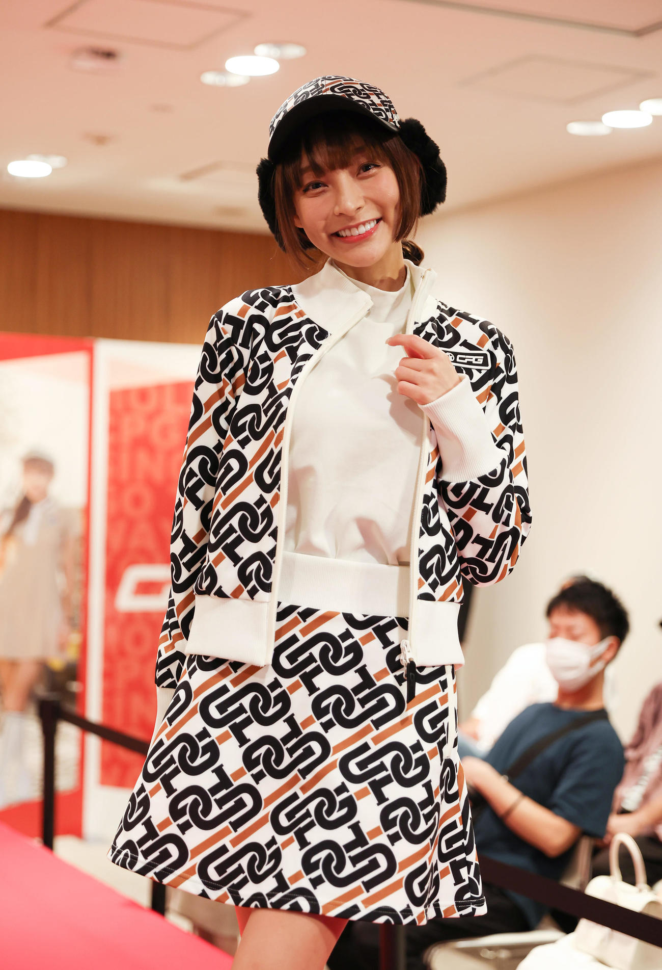 CPG GOLFのイベントに登場し笑顔でポーズをとる台湾プロ野球・楽天モンキーズのチアリーダー「Rakuten Girls」のリン・シャン（撮影・前田充）