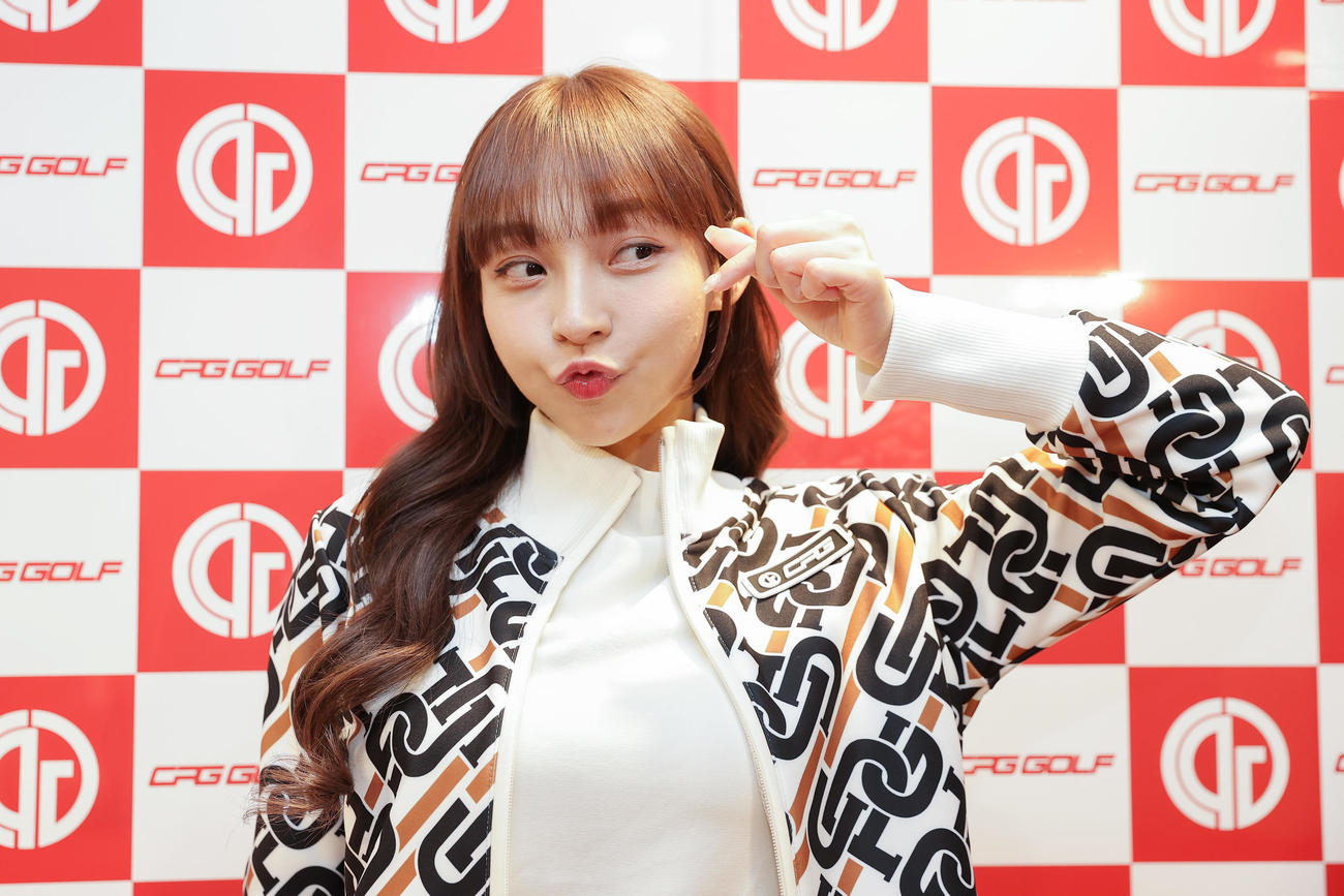 「CPG GOLF」のイベントでポーズを決める、台湾プロ野球・楽天モンキーズのチアリーダー「Rakuten Girls」のリン・シャン（撮影・前田充）