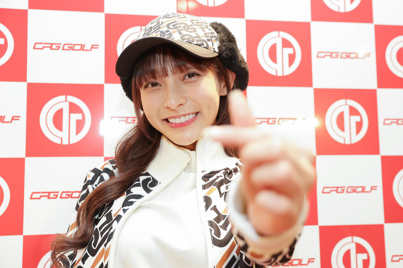 「CPG GOLF」のイベントでポーズを決める、台湾プロ野球・楽天モンキーズのチアリーダー「Rakuten Girls」のリン・シャン（撮影・前田充）