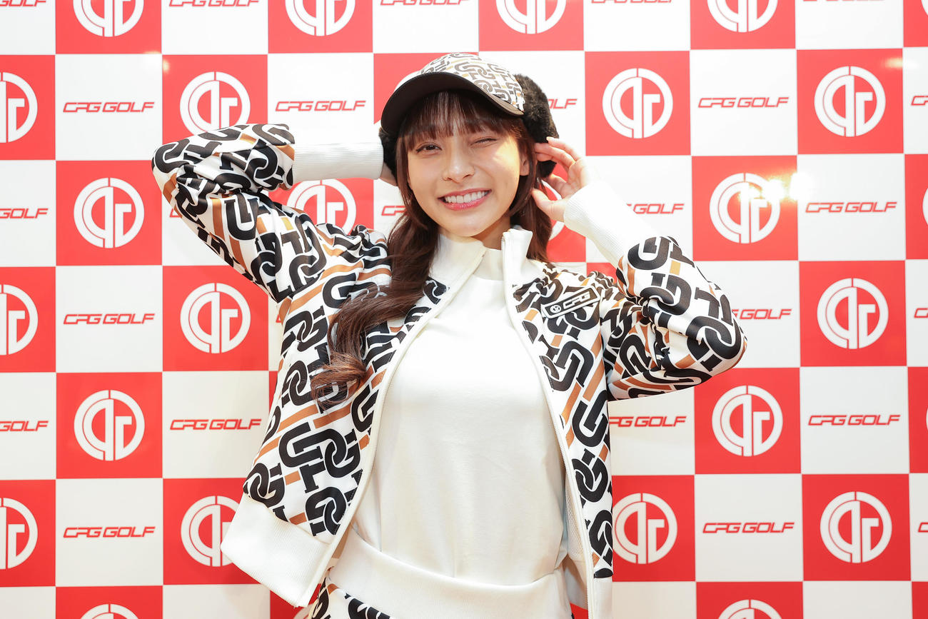 「CPG GOLF」のイベントでポーズを決める、台湾プロ野球・楽天モンキーズのチアリーダー「Rakuten Girls」のリン・シャン（撮影・前田充）