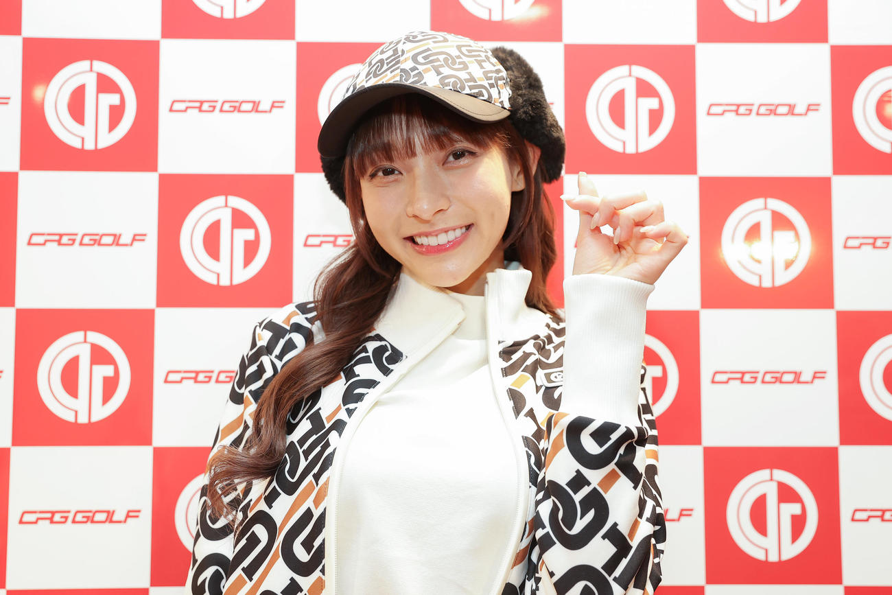 「CPG GOLF」のイベントでポーズを決める、台湾プロ野球・楽天モンキーズのチアリーダー「Rakuten Girls」のリン・シャン（撮影・前田充）