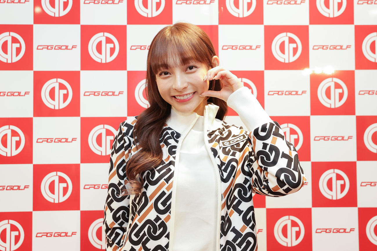 「CPG GOLF」のイベントでポーズを決める、台湾プロ野球・楽天モンキーズのチアリーダー「Rakuten Girls」のリン・シャン（撮影・前田充）