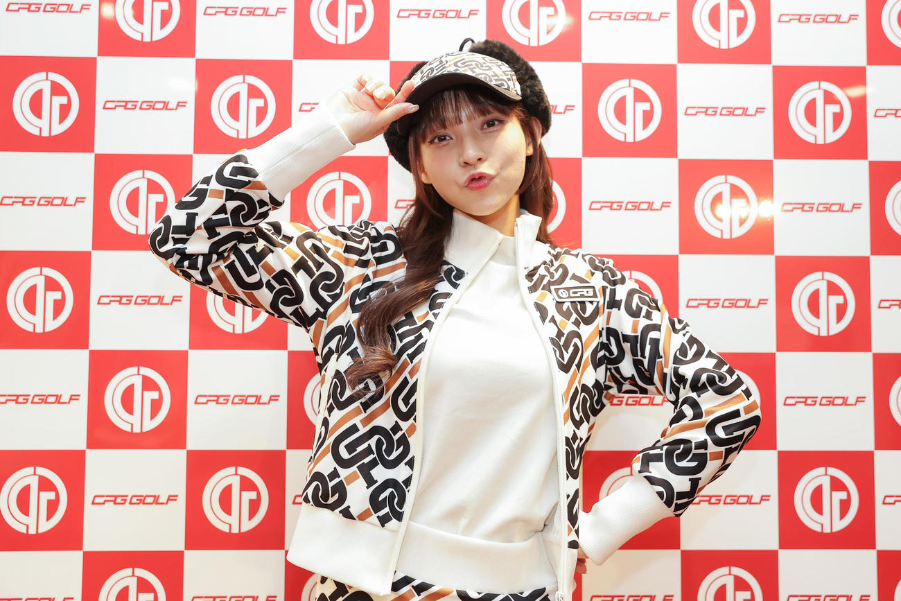 「CPG GOLF」のイベントでポーズを決める、台湾プロ野球・楽天モンキーズのチアリーダー「Rakuten Girls」のリン・シャン（撮影・前田充）