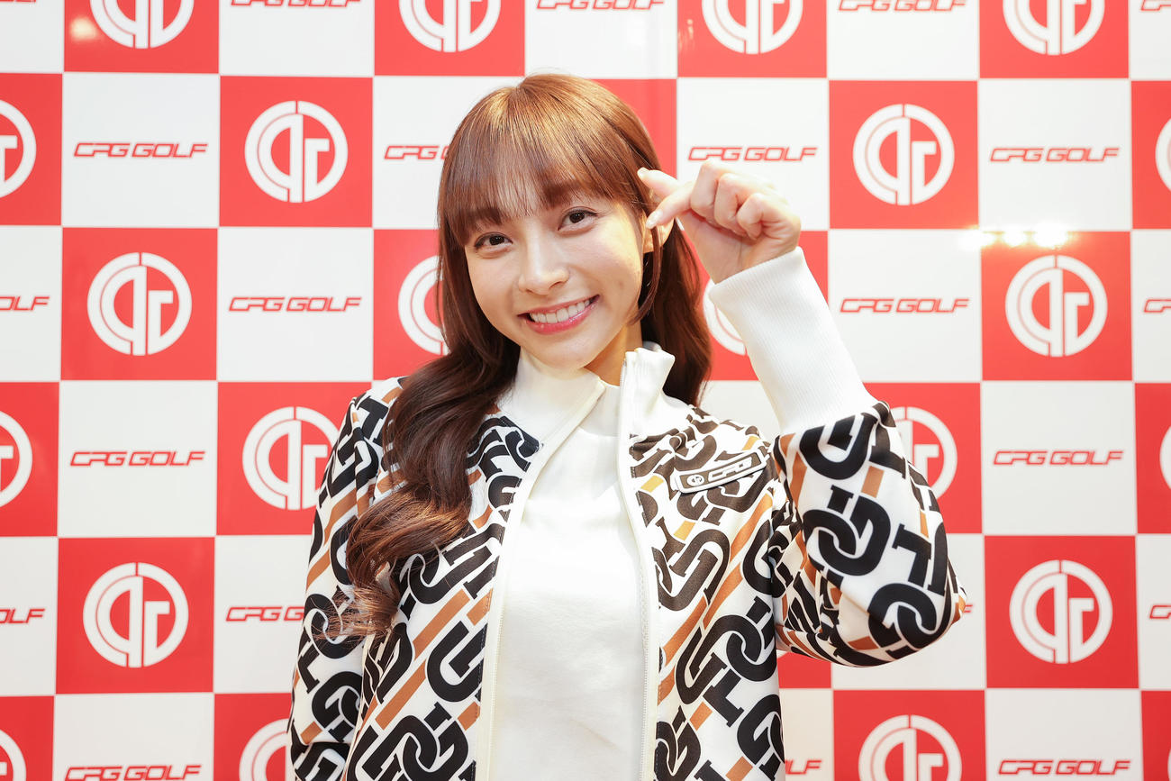 「CPG GOLF」のイベントでポーズを決める、台湾プロ野球・楽天モンキーズのチアリーダー「Rakuten Girls」のリン・シャン（撮影・前田充）