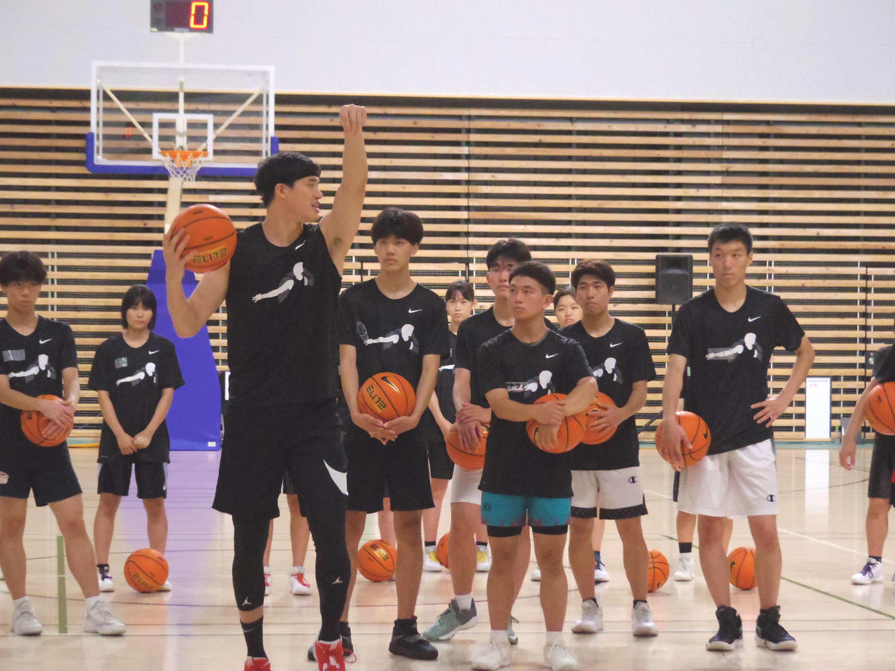 自身で初めて主催したバスケットボール教室で高校生を指導するNBAサンズの渡辺