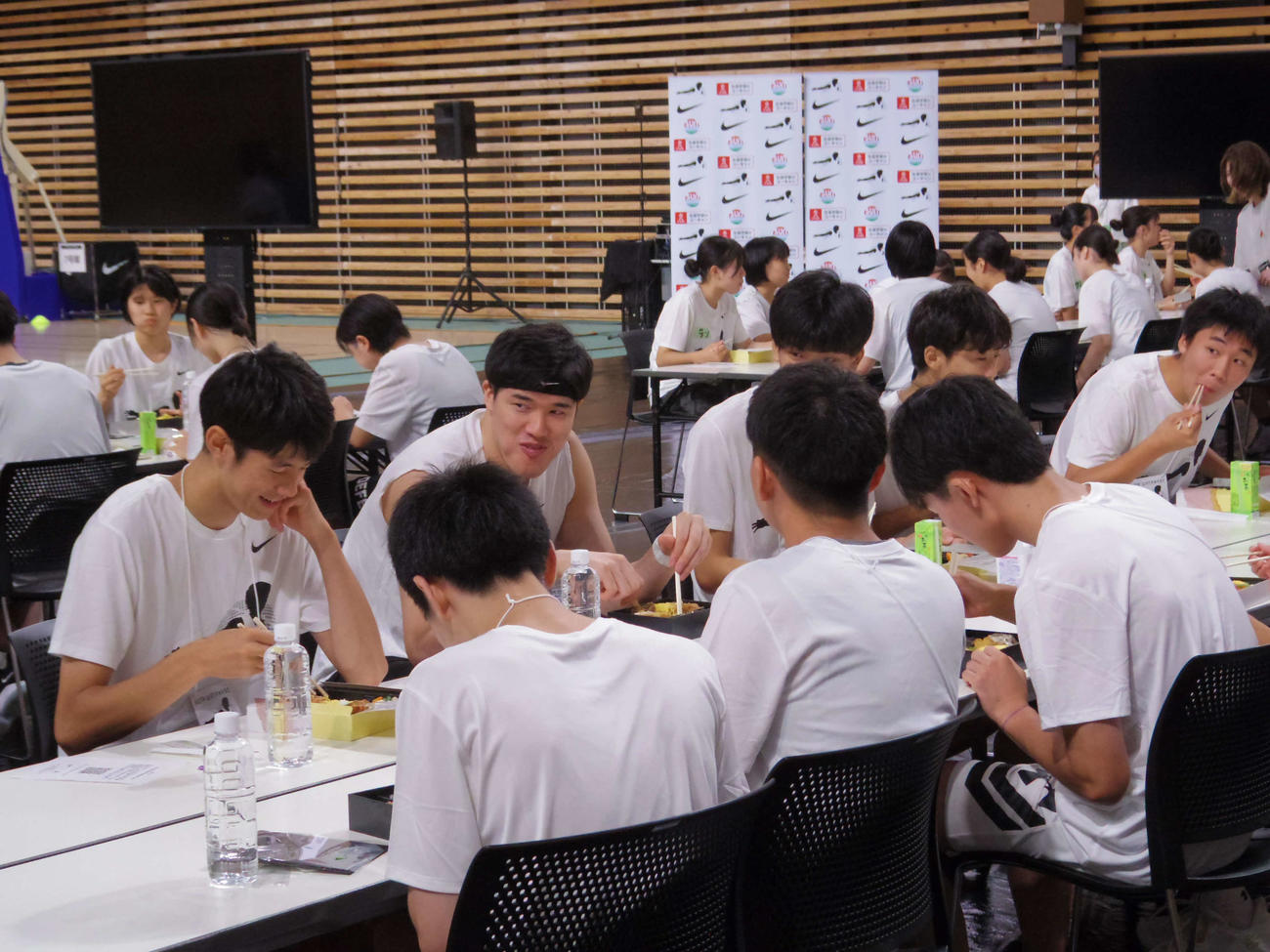 自身で初めて主催したバスケットボール教室で、高校生たちと一緒に昼食をとるNBAサンズの渡辺雄太
