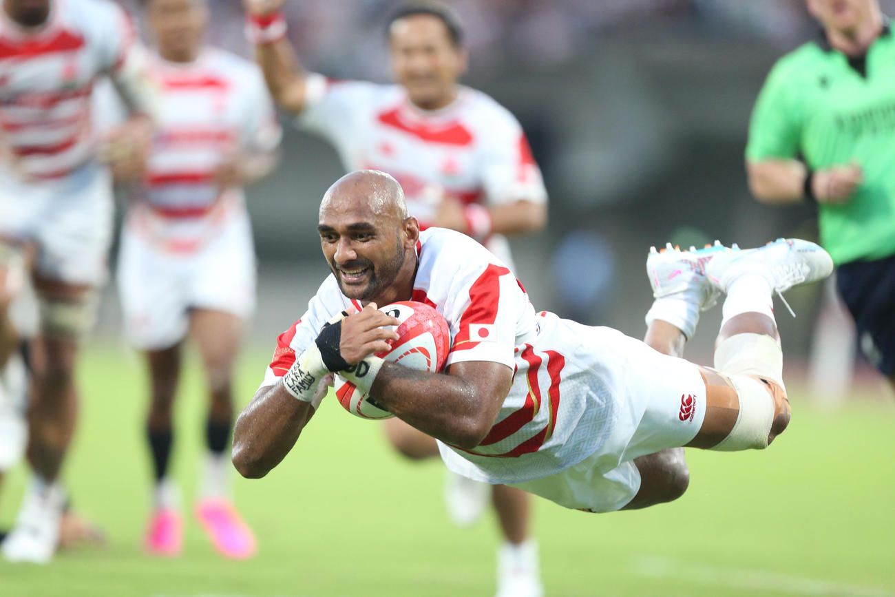 リポビタンDチャレンジカップ2023　日本代表対オールブラックス・フィフティーン　後半　トライを決める日本代表WBTマシレワ（撮影・冨田成美）