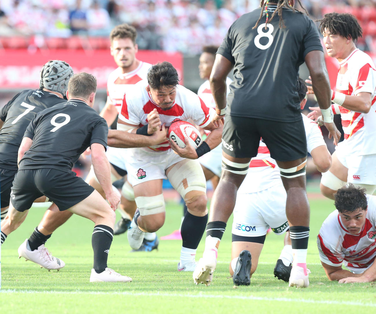 リポビタンDチャレンジカップ2023　日本代表対オールブラックス・フィフティーン　前半、突進する日本代表NO8姫野（左から4人目）（撮影・冨田成美）