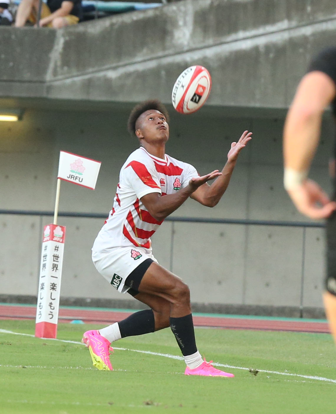 リポビタンDチャレンジカップ2023　日本代表対オールブラックス・フィフティーン　前半、キャッチするFB松島（撮影・冨田成美）