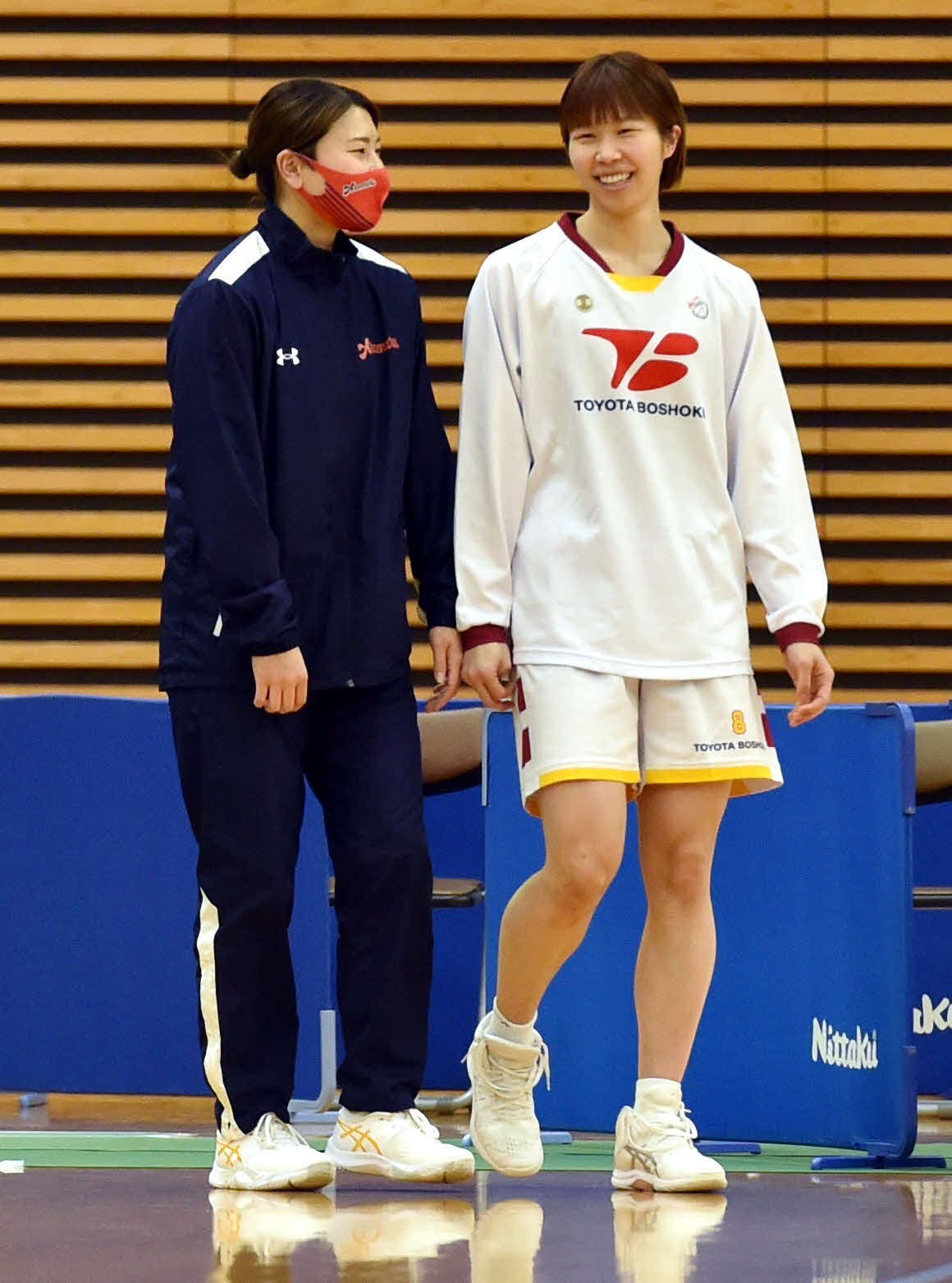 3月、試合前に談笑する松永（左）とトヨタ紡織・東藤