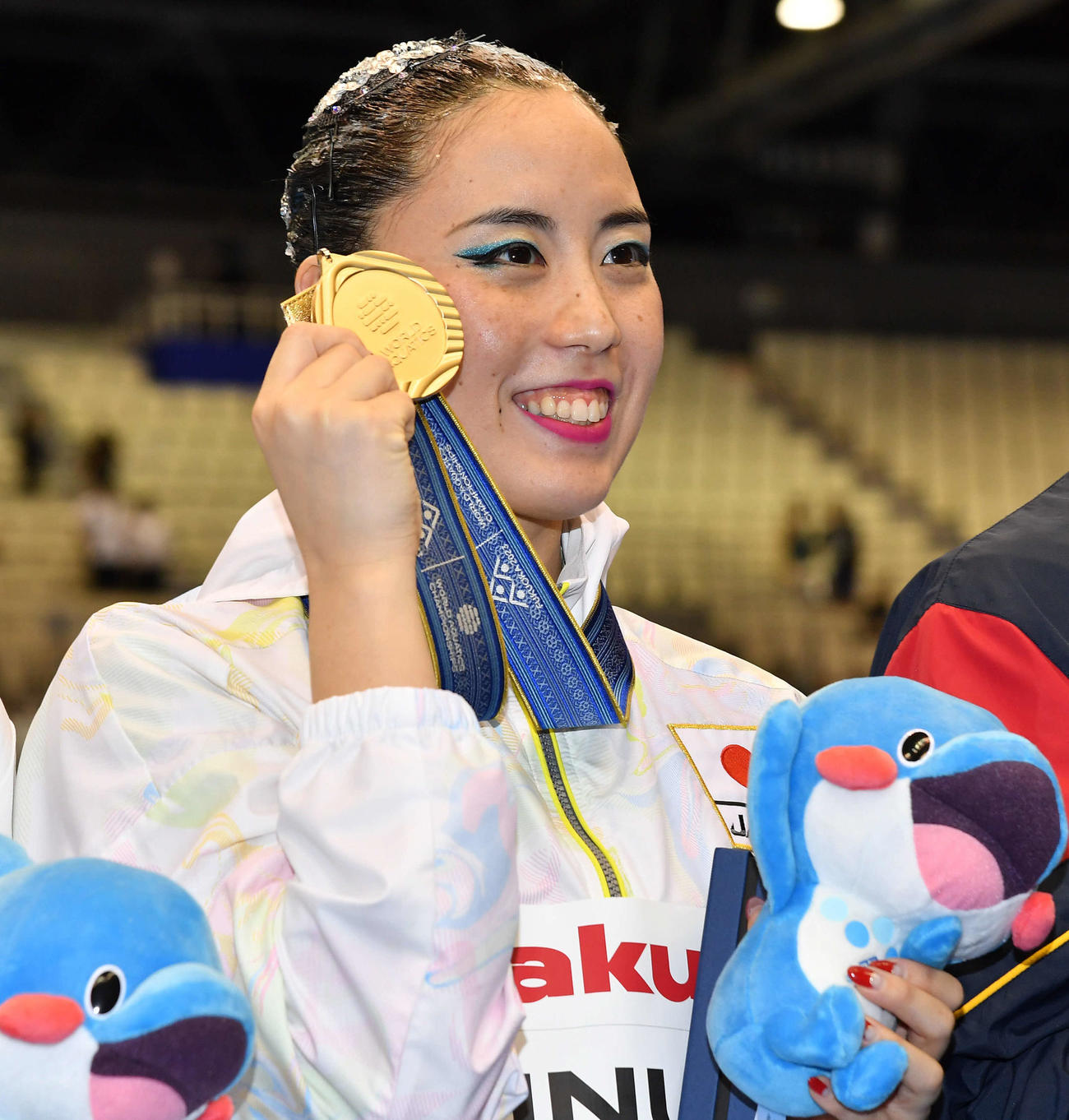 世界水泳2023福岡大会第2日　アーティスティックスイミング女子ソロテクニカルで優勝し、笑顔で金メダルを掲げる乾友紀子（撮影・岩下翔太）