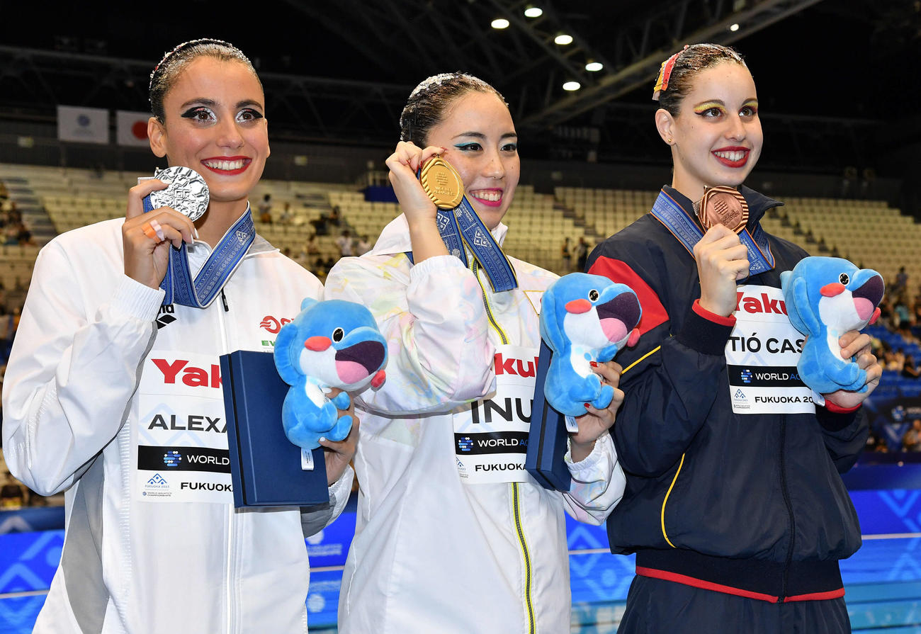 世界水泳2023福岡大会第2日　アーティスティックスイミング女子ソロテクニカル金メダルの乾友紀子（中央）、銀メダルのヴァシリキ・アレクサンドリ（左）、銅メダルのイリス・ティオカサス（撮影・岩下翔太）