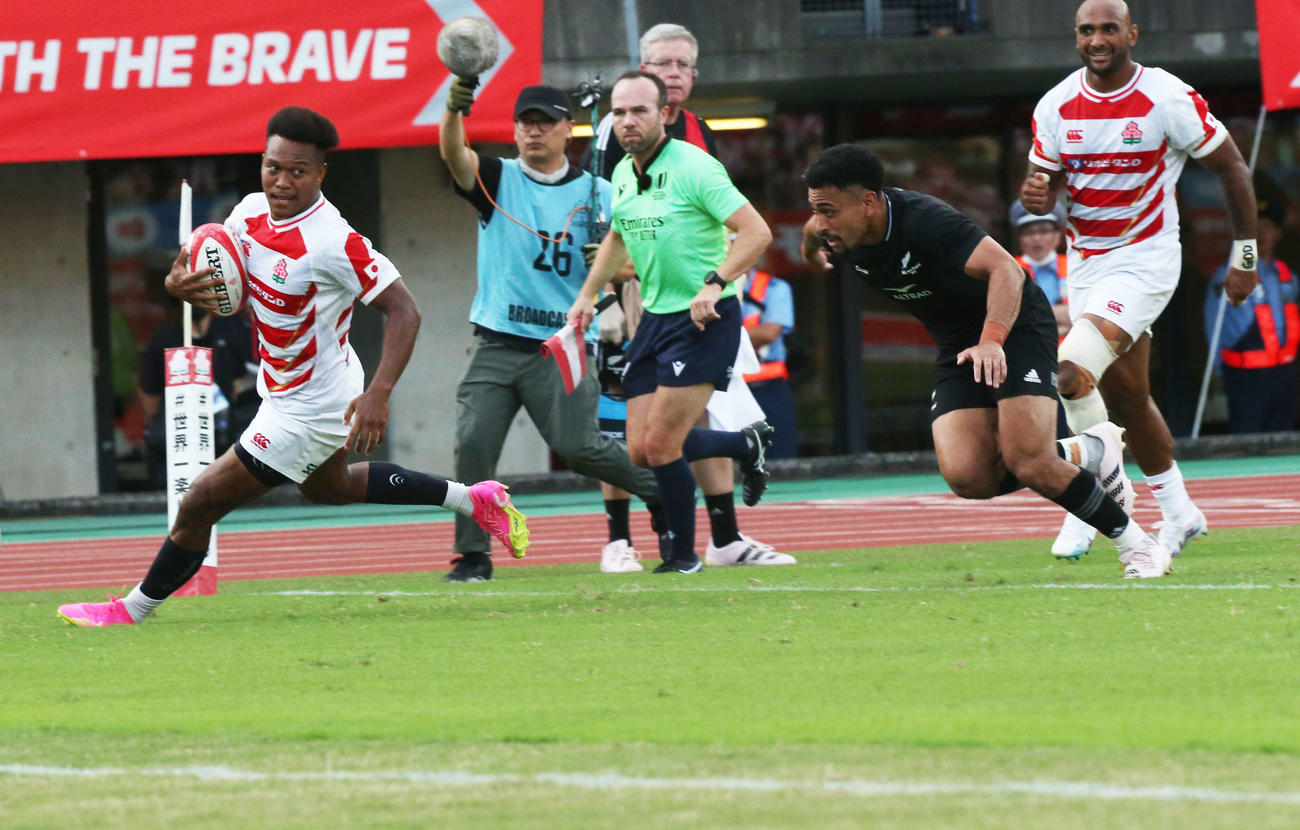リポビタンDチャレンジカップ2023　日本代表対オールブラックス・フィフティーン　前半、トライするFB松島（撮影・冨田成美）