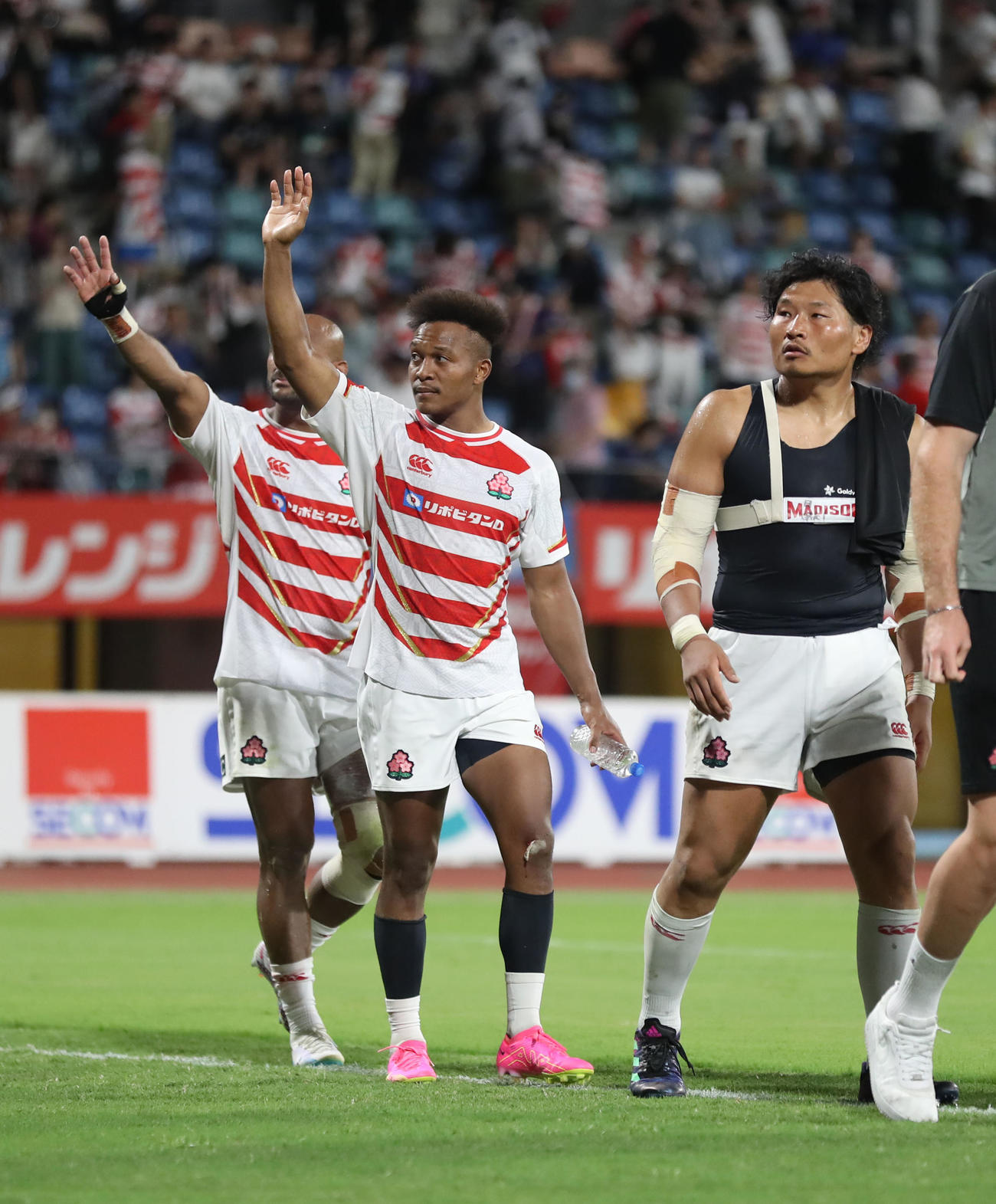 リポビタンDチャレンジカップ2023　日本代表対オールブラックス・フィフティーン　試合終了後ファンに手を振る日本代表FB松島（中央）、右はプロップ稲垣（撮影・冨田成美）