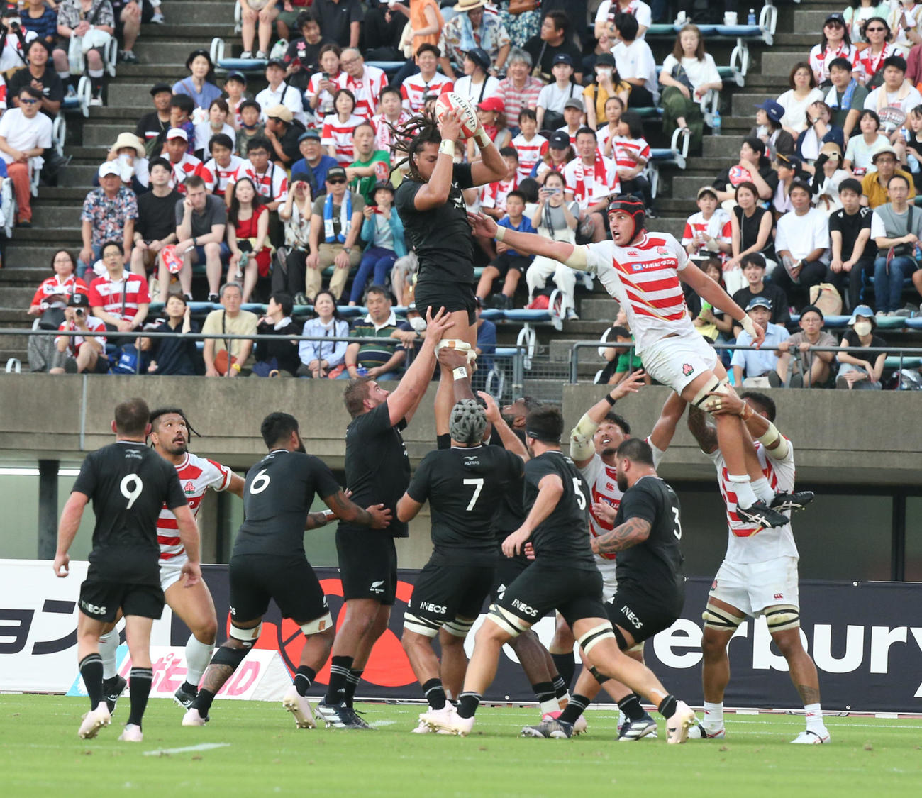 日本対オールブラックス・フィフティーン　前半、ラインアウトのボールを競り合う両チーム（撮影・冨田成美）