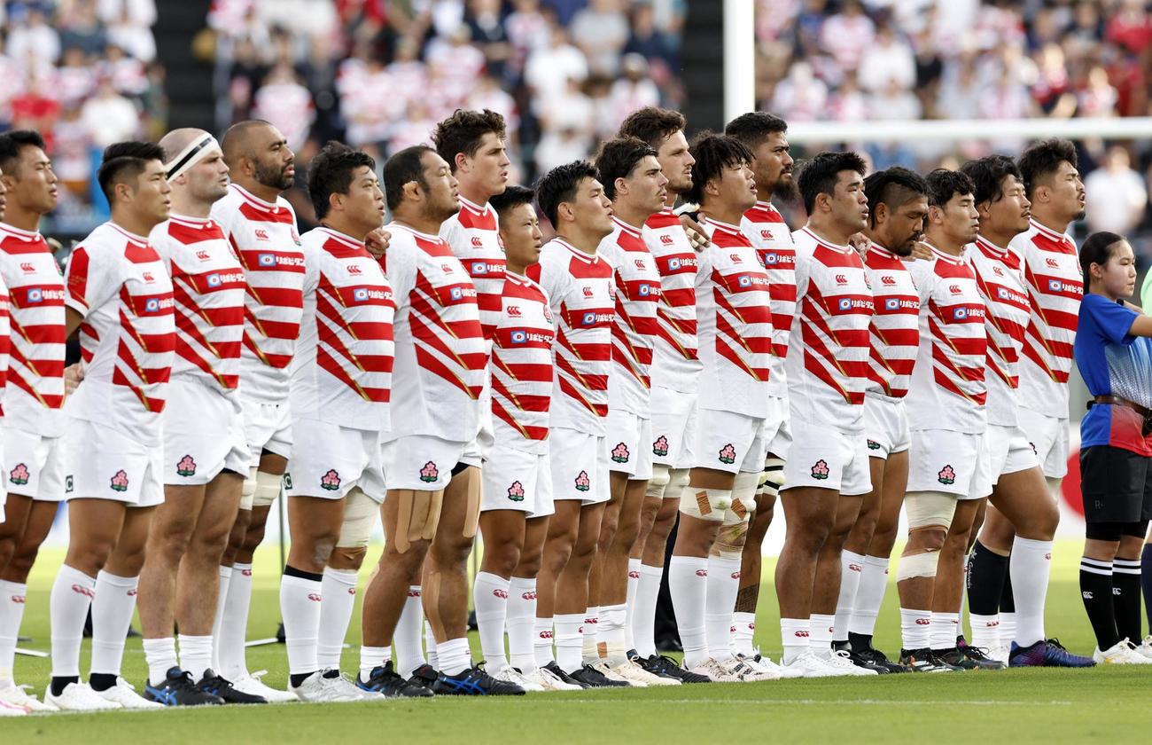 オールブラックス・フィフティーン戦を前に、国歌斉唱する日本代表（共同）
