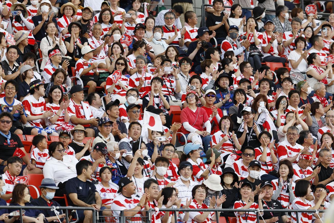 試合前に盛り上がるスタンドの観客（共同）