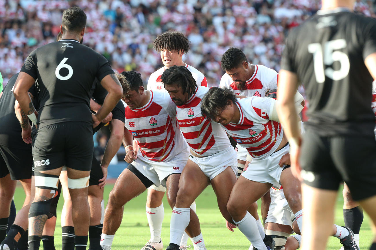 代表対オールブラックス・フィフティーン　前半スクラムを組む日本代表の第1列、右からプロップ稲垣、フッカー堀江、プロップ具（撮影・冨田成美）