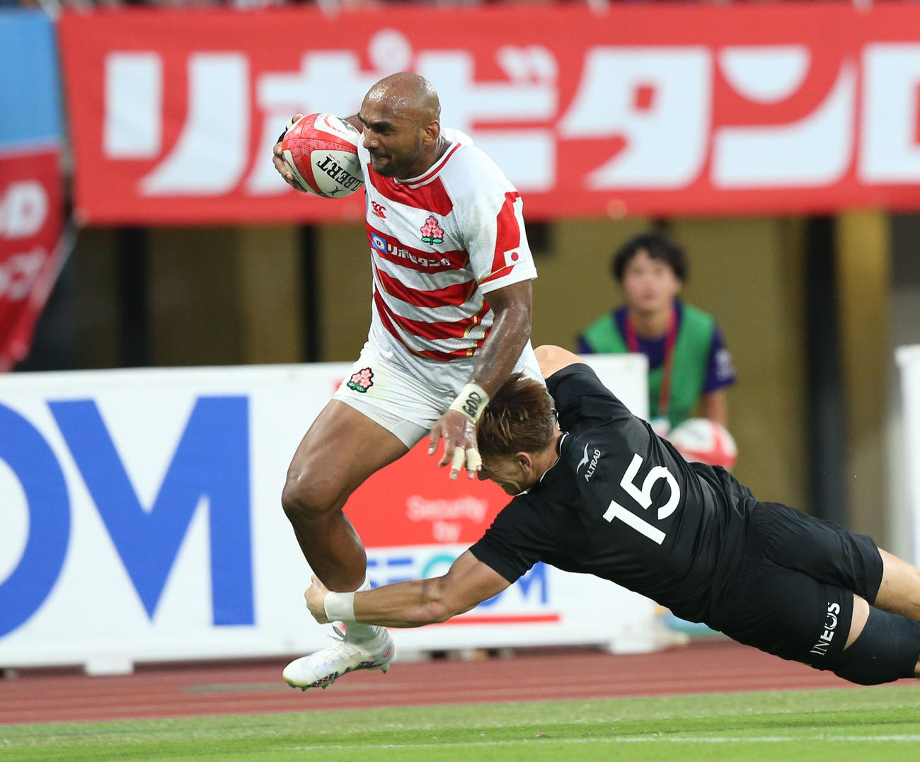 リポビタンDチャレンジカップ2023　日本代表対オールブラックス・フィフティーン　後半　タックルをかわす日本代表WBTマシレワ（撮影・冨田成美）