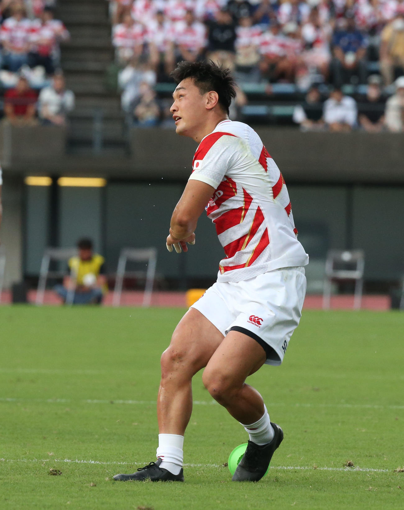 リポビタンDチャレンジカップ2023　日本代表対オールブラックス・フィフティーン　前半ゴールキックを決めたSO李（撮影・冨田成美）