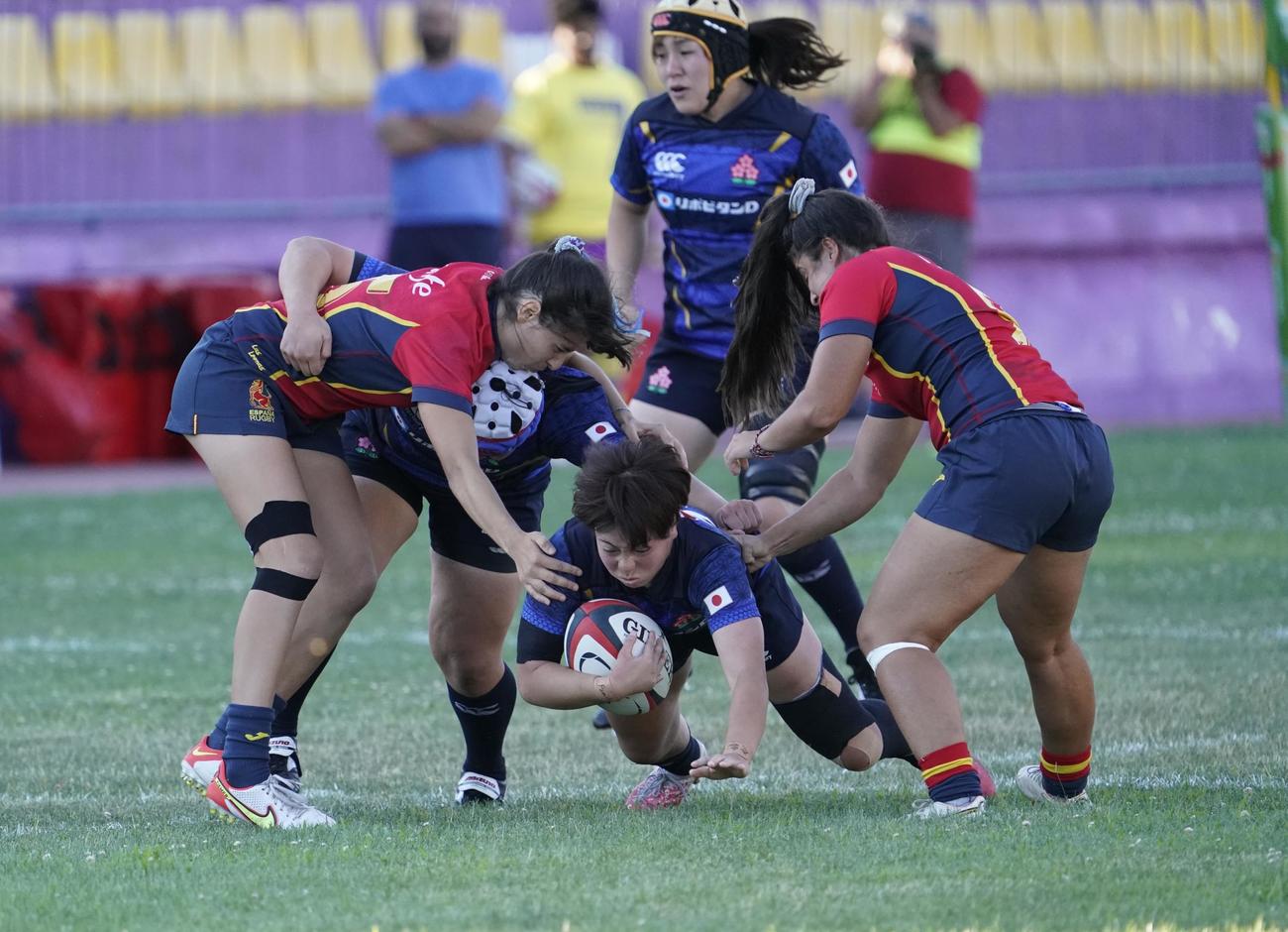 スペインとのテストマッチで攻め込む青のジャージーの日本代表（C）JRFU