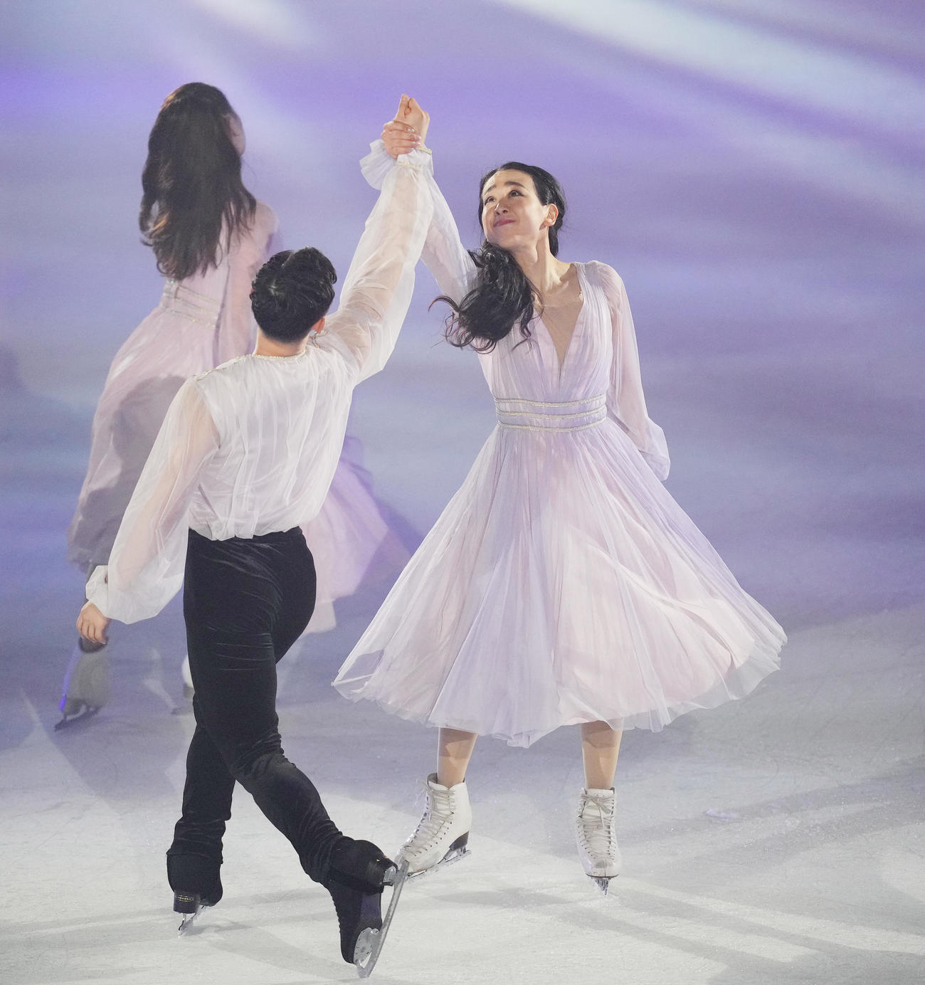 アイスショー「BEYOND The Final」で演技をする浅田真央さん（右）（撮影・菅敏）