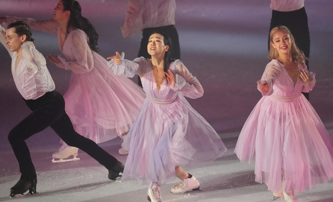 アイスショー「BEYOND The Final」で演技をする浅田真央さん（中央）（撮影・菅敏）