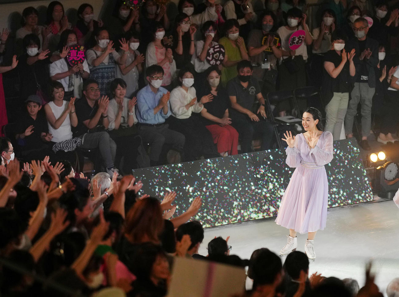 アイスショー「BEYOND The Final」で場内を一周する浅田真央さん（撮影・菅敏）
