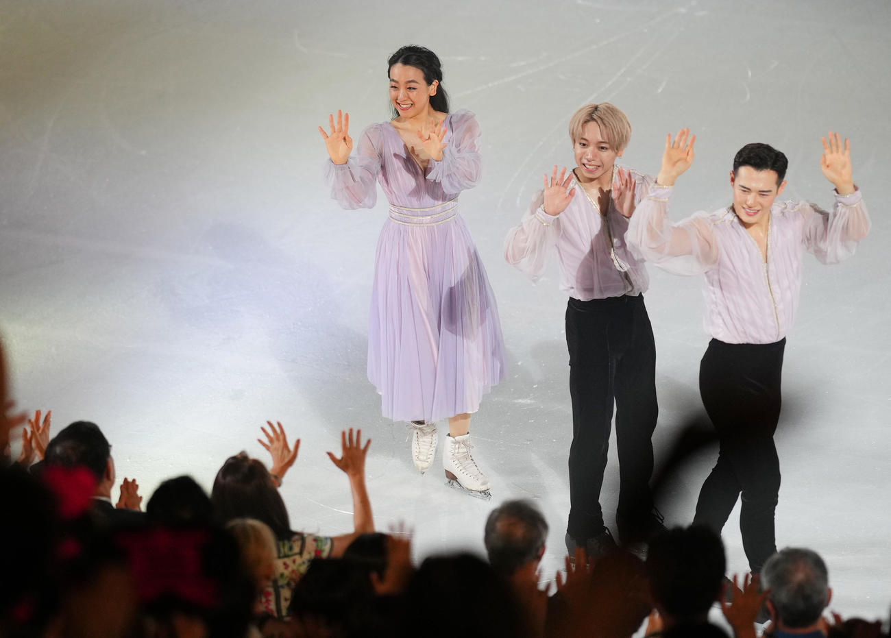 アイスショー「BEYOND The Final」で場内を一周する浅田真央さん（左）（撮影・菅敏）
