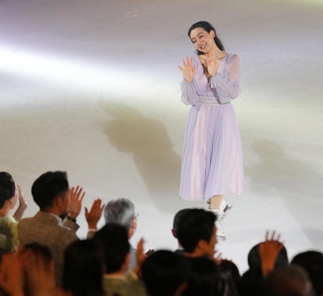 アイスショー「BEYOND The Final」で場内を一周する浅田真央さん（撮影・菅敏）