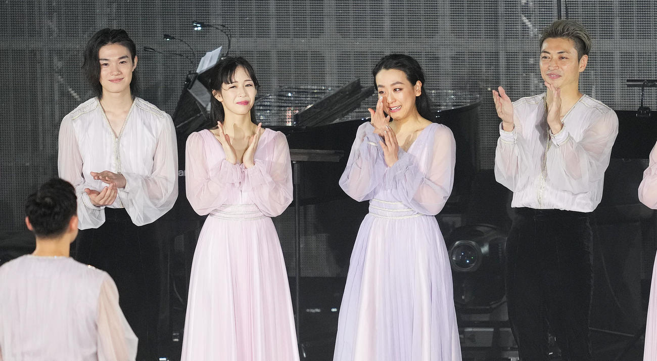 アイスショー「BEYOND The Final」でメンバーからのメッセージに涙ぐむ浅田真央さん（左から3人目）（撮影・菅敏）