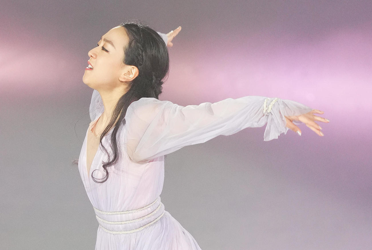 アイスショー「BEYOND The Final」で演技をする浅田真央さん（撮影・菅敏）