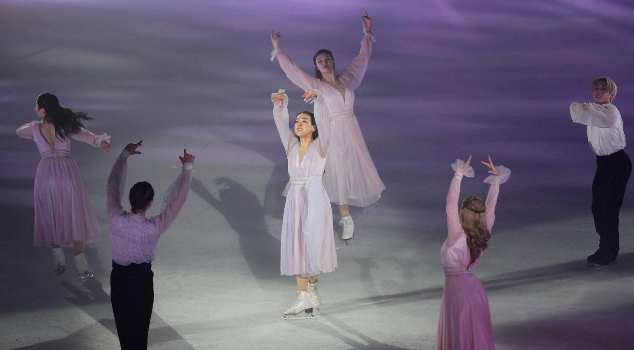 アイスショー「BEYOND The Final」で演技をする浅田真央さん（中央）（撮影・菅敏）