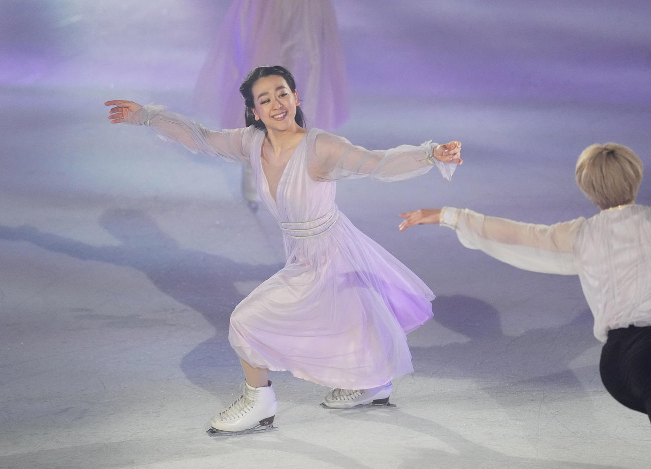 アイスショー「BEYOND The Final」で演技をする浅田真央さん（左）（撮影・菅敏）