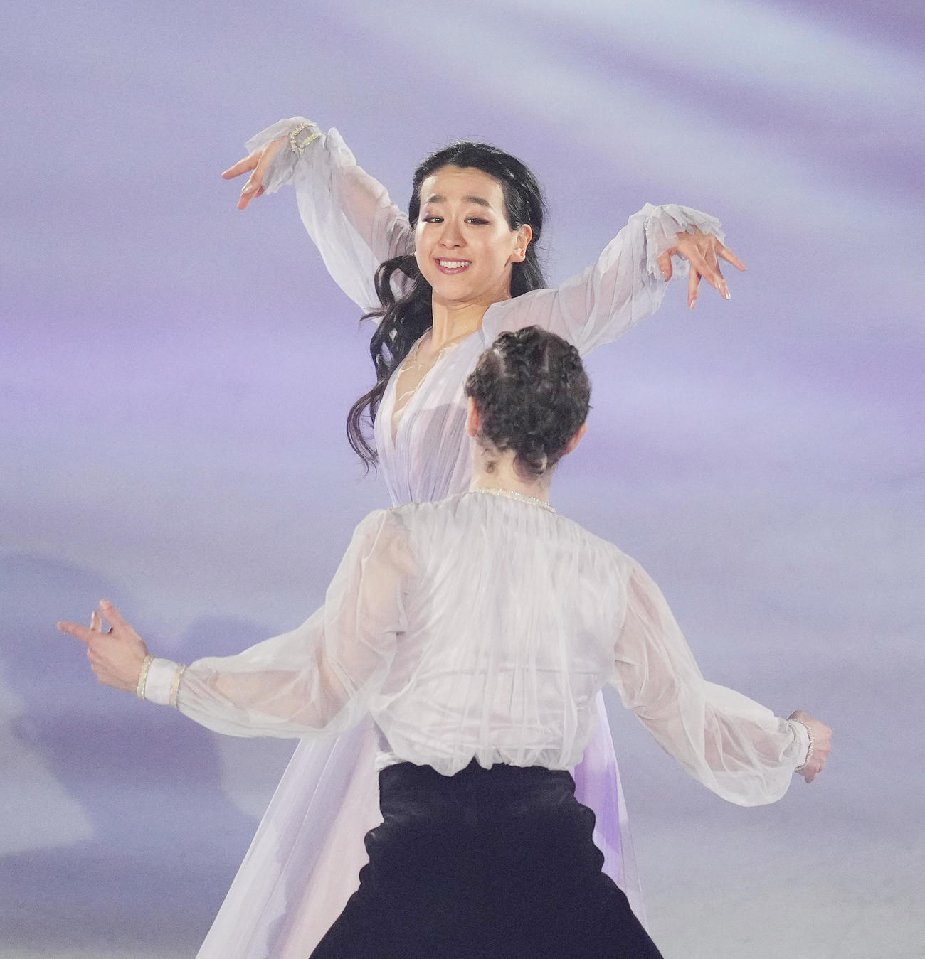 アイスショー「BEYOND The Final」で演技をする浅田真央さん（奥）（撮影・菅敏）