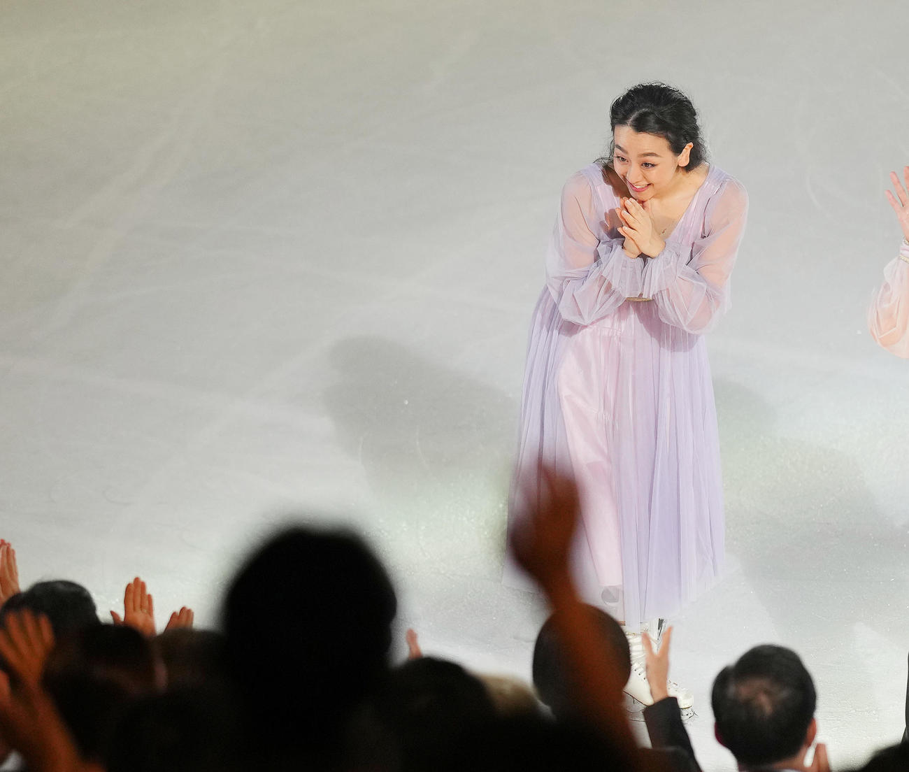 アイスショー「BEYOND The Final」で場内を一周する浅田真央さん（撮影・菅敏）