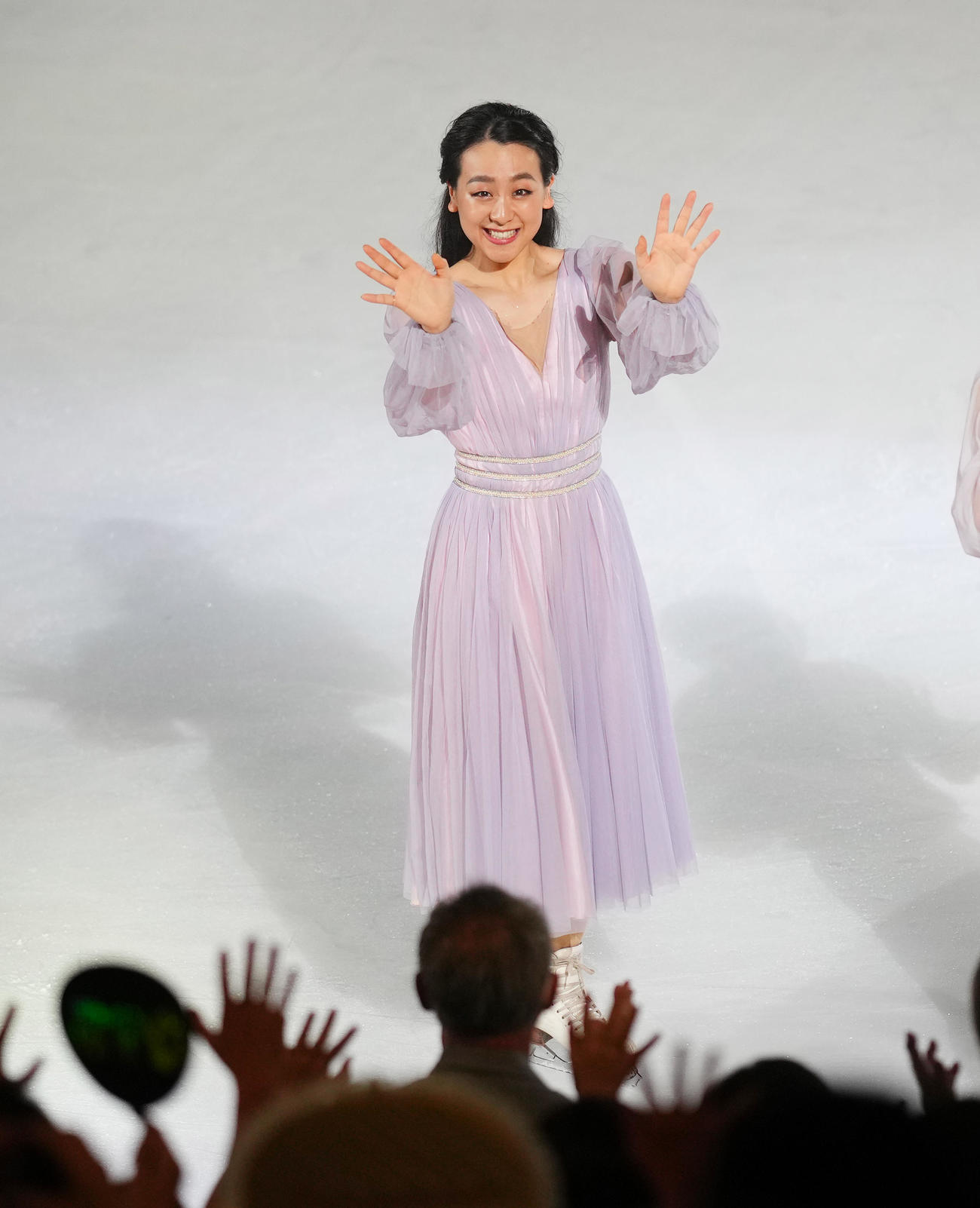 アイスショー「BEYOND The Final」で場内を一周する浅田真央さん（撮影・菅敏）