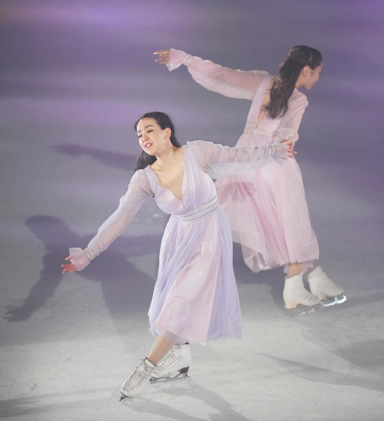 アイスショー「BEYOND The Final」で演技をする浅田真央さん（手前）（撮影・菅敏）